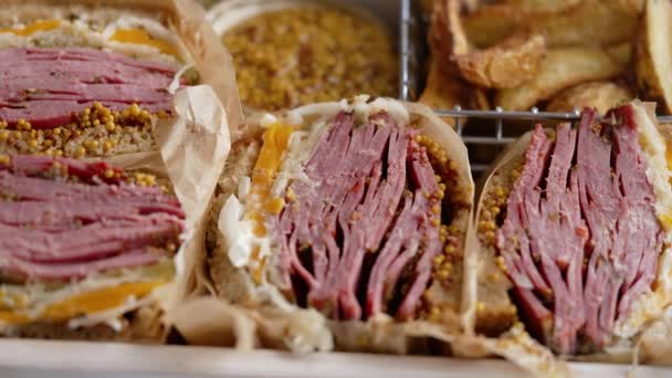 Reubensmörgås. Klassisk traditionell amerikansk smörgås. Pastrami och corned beef på grillat bröd — Stockvideo