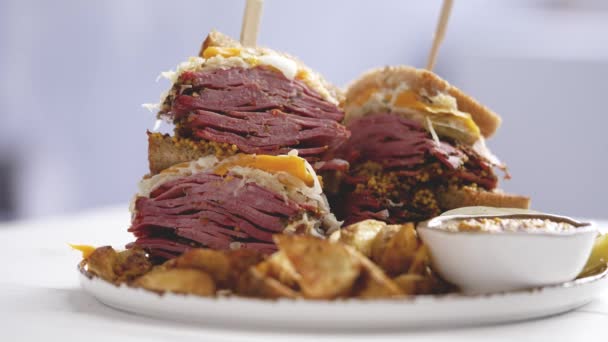 Sandwich de Rubén. Sándwich americano tradicional clásico. Pastrami y carne en conserva sobre pan a la parrilla — Vídeos de Stock