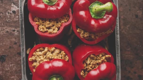 Zoete rode paprika 's gevuld met vlees en tomaat in een vintage bakplaat. Bovenaanzicht — Stockvideo