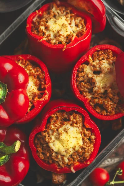 Pimientos rojos rellenos de carne de res y queso mozarella con hierbas y ajo —  Fotos de Stock