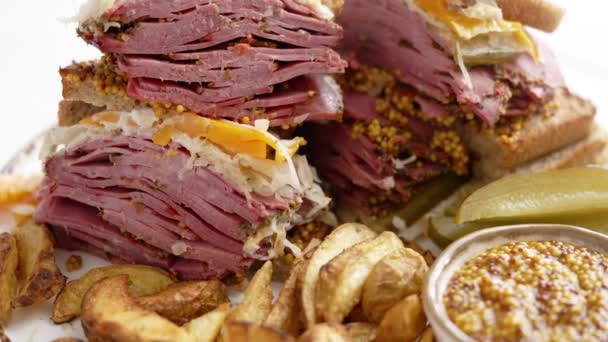 Super deluxe läckra grillade reuben smörgåsar med pastrami kött, cheddarost — Stockvideo