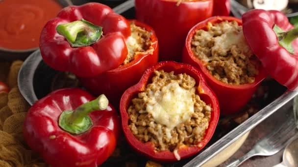 Κόκκινες πιπεριές γεμιστές με μοσχάρι και μοτσαρέλα με μυρωδικά και σκόρδο — Αρχείο Βίντεο