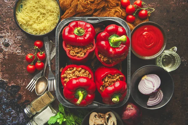 Bel merah diisi paprika paprika paprika dalam panci masak besi dengan berbagai bahan di samping — Stok Foto