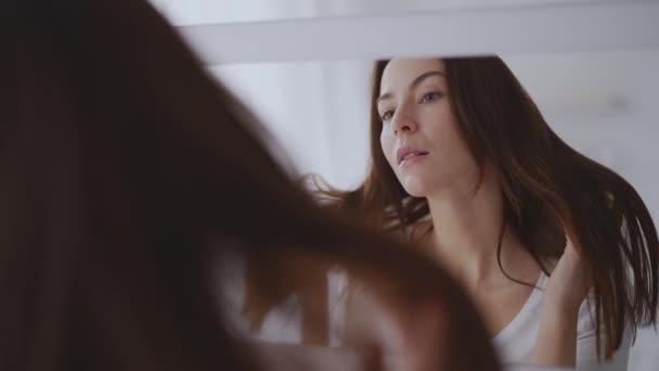Žena se dívá na zrcadlo doma — Stock video