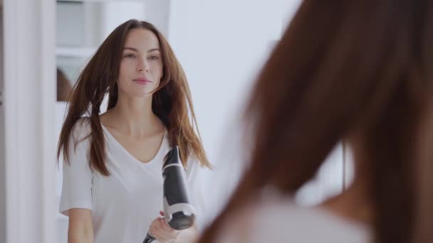 Hermoso cabello de secado femenino en la mañana — Vídeos de Stock