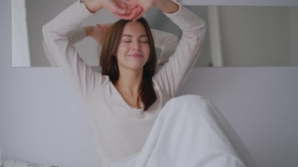 Femme heureuse s'étirant après le réveil — Video