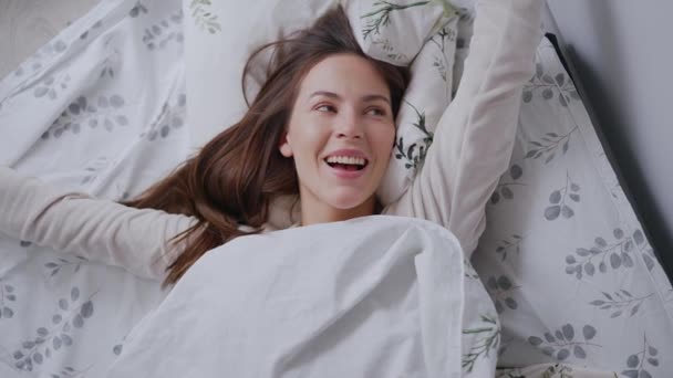 Mulher tocando o cabelo na cama de manhã — Vídeo de Stock