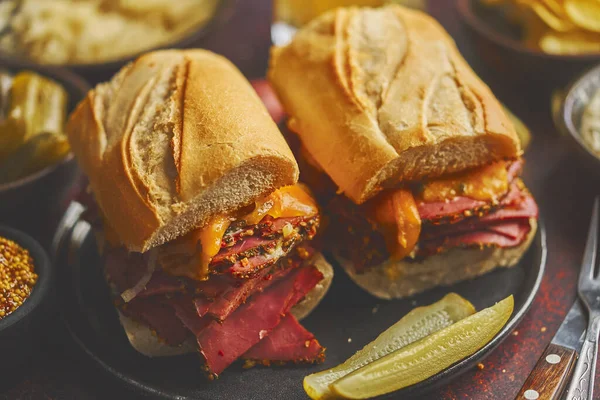 Een broodje Reuben. Klassieke traditionele Amerikaanse sandwich. Pastrami en corned beef op gegrild brood — Stockfoto