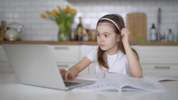Дівчина використовує ноутбук під час онлайн-навчання — стокове відео