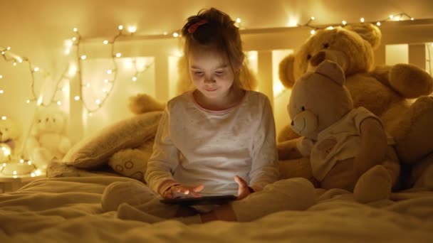 Дівчина використовує планшет на ліжку — стокове відео