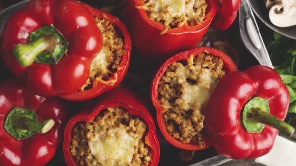 Pimientos rojos rellenos de carne de res y queso mozarella con hierbas y ajo — Vídeos de Stock