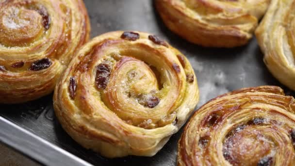 Vers gebakken broodjes met kaneel en specerijen. Een close-up. Zoet bakconcept — Stockvideo