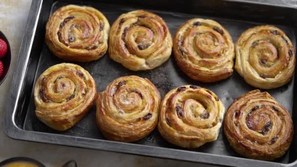 Petits pains fraîchement cuits à la cannelle et aux épices. Gros plan. Concept de cuisson douce — Video