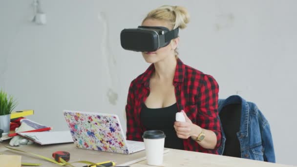 Mujer en auriculares de realidad virtual en el portátil — Vídeo de stock