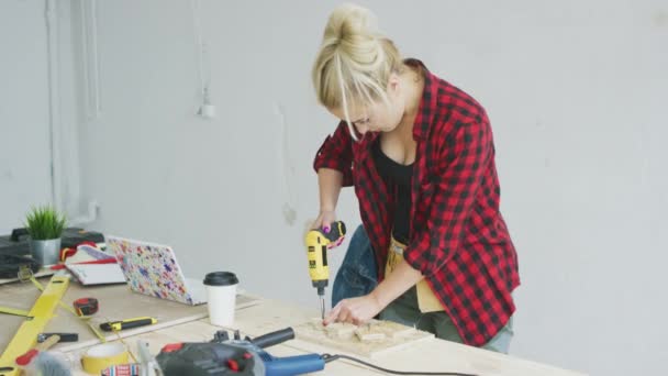 Piastra di legno di perforazione femminile sul banco da lavoro — Video Stock