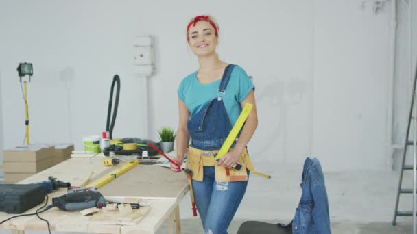 Charpentier féminin debout à l'établi — Video