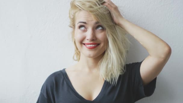 Aantrekkelijke vrolijke jonge blonde vrouw — Stockvideo