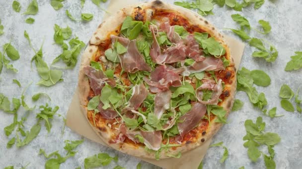 Pizza mit Schinken und Rucola. Serviert mit frischen Zutaten auf den Seiten — Stockvideo