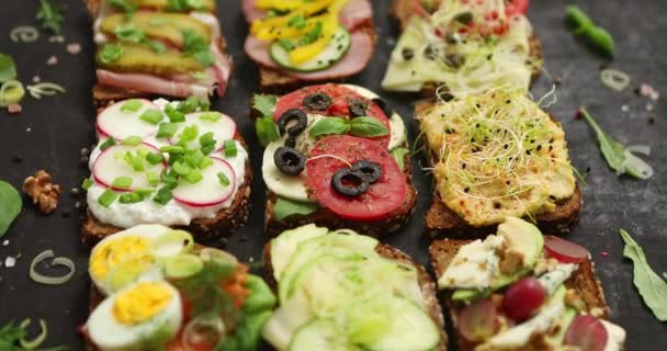 Pemandangan atas roti lapis yang dihias berbeda sebagai hidangan pembuka. Makanan sehat. Makanan sayur — Stok Video