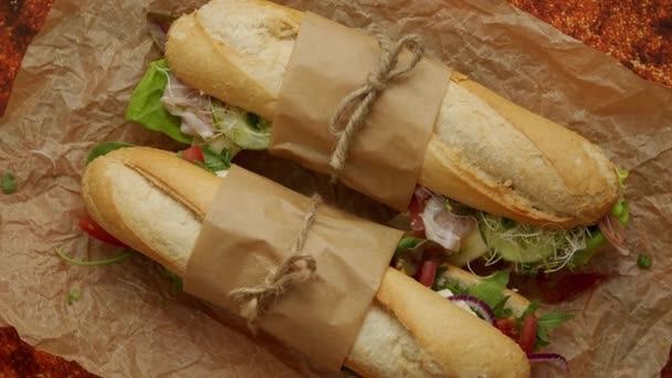 Leckere hausgemachte Sandwiches Baguettes mit verschiedenen gesunden Zutaten. Frühstück zum Mitnehmen — Stockvideo