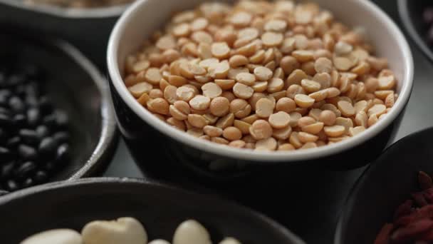 Surowy groch połówek nasiona miski ceramiczne. Selektywny fokus — Wideo stockowe