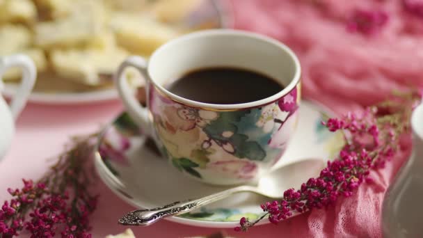 Lahodný dezert na růžovém pozadí. Horká káva nebo tmavá čokoláda s bílou čokoládou — Stock video
