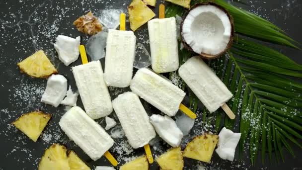 Letní nanuky na tyčince. Chuť Pinacolady. Vyrobeno z ananasu, kokosového mléka, rumu. Veganská svačinka — Stock video