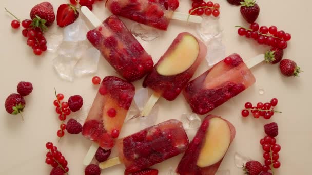Ghiaccioli di succo naturale di bacche rosse surgelati fatti in casa - paletas - ghiaccioli — Video Stock