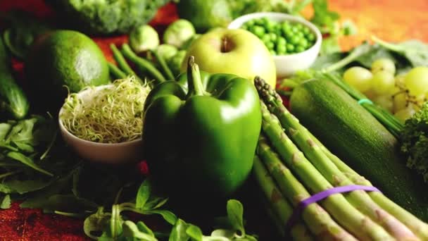 Verduras verdes frescas e variedade de frutas colocadas em um metal enferrujado — Vídeo de Stock