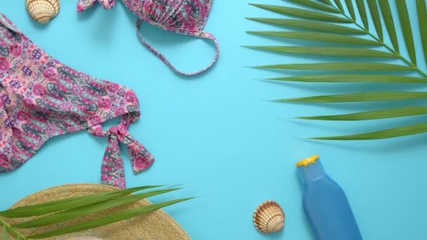 Vrouwen strand zomer kleding en accessoires collage op blauwe achtergrond — Stockvideo