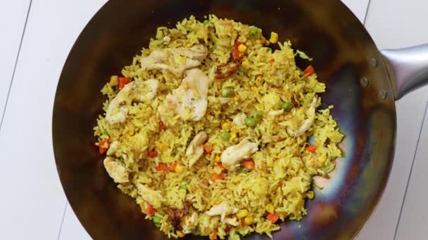 Delicioso plato tailandés en Wok caliente. Pollo frito con arroz y verduras. Girar 360. Movimiento lento — Vídeo de stock