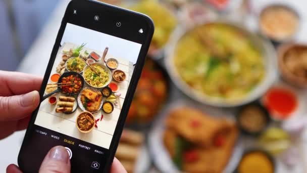 Mulher tirando uma foto com seu smartphone. Pronto para as redes sociais. Conceito de comida asiática — Vídeo de Stock