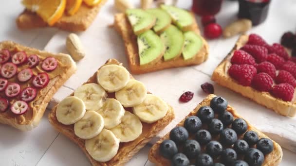Surtido de tostadas saludables para el desayuno fresco — Vídeos de Stock