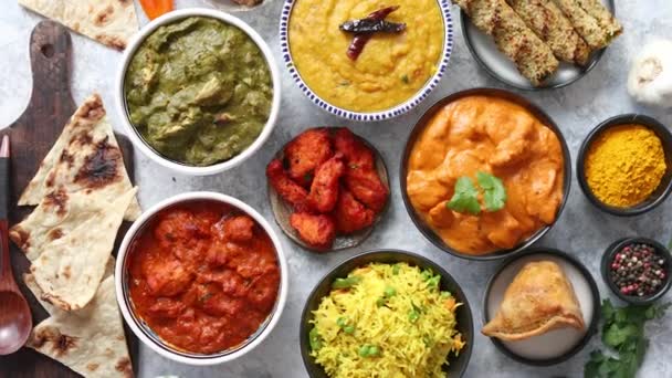 Surtido indio varios alimentos con especias, arroz y verduras frescas — Vídeos de Stock