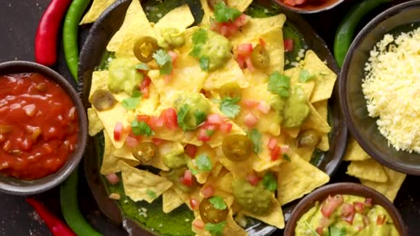 Chips de nacho de maíz amarillo fresco en placa cerámica — Vídeos de Stock