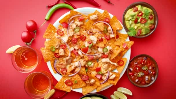 Talerz pysznych tortilla nachos z topionym sosem serowym, grillowany kurczak — Wideo stockowe