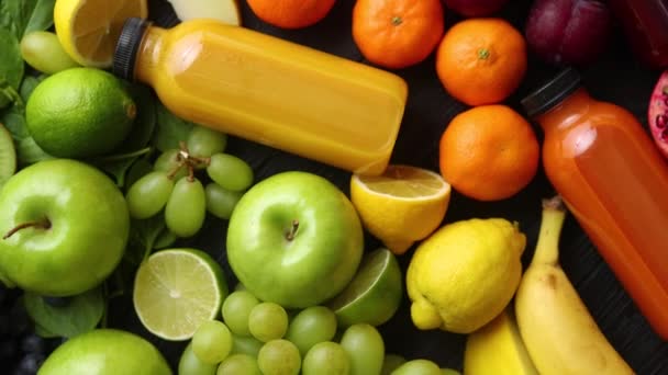Varie frutta e verdura sane formate nella composizione dell'arcobaleno — Video Stock