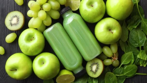 Świeże owoce i warzywa w koncepcji zielonego koloru — Wideo stockowe