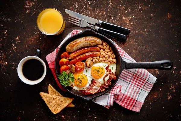 Вкусный английский завтрак в железной сковороде — стоковое фото
