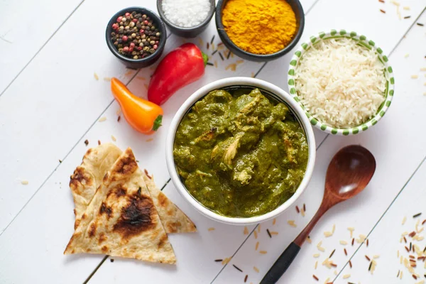 Curry tradicional de frango Korai do sul da Índia com hortelã e coentro — Fotografia de Stock