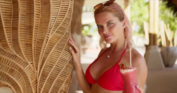 Donna con cocktail di frutta che riposa sul resort — Video Stock