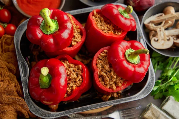 Pimentos vermelhos doces recheados com carne e tomate em uma bandeja de fritura vintage. Vista superior — Fotografia de Stock