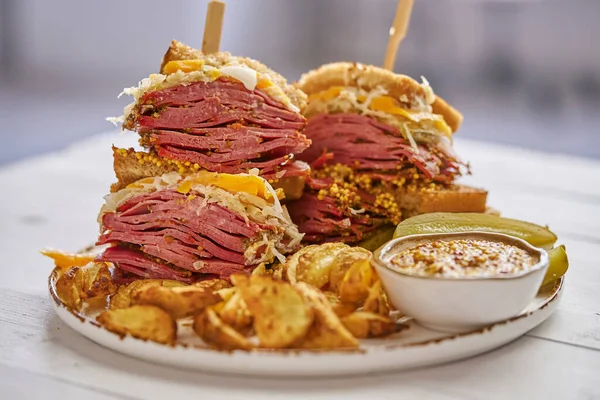 Reuben sandwich. Roti lapis tradisional Amerika klasik. Pastrami dan daging kornet pada roti panggang — Stok Foto