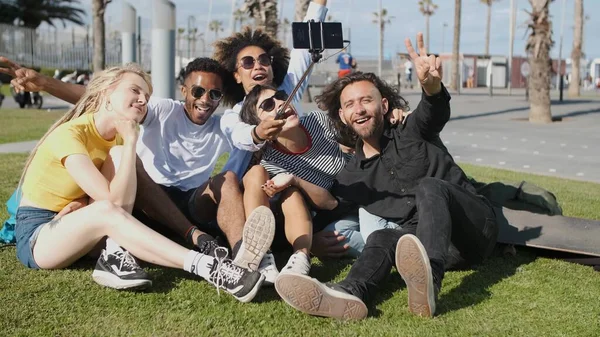 Riendo amigos tomando selfie en el prado —  Fotos de Stock