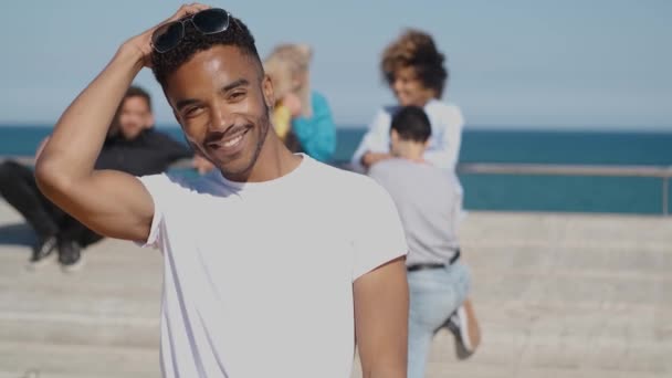 Lächelnder junger Mann im Sonnenschein — Stockvideo