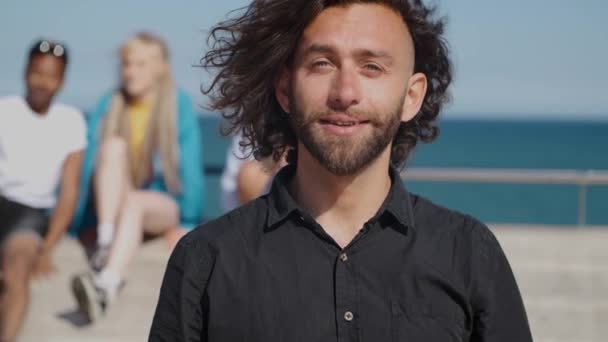 Молодий стильний чоловік у сонячному світлі на набережній — стокове відео