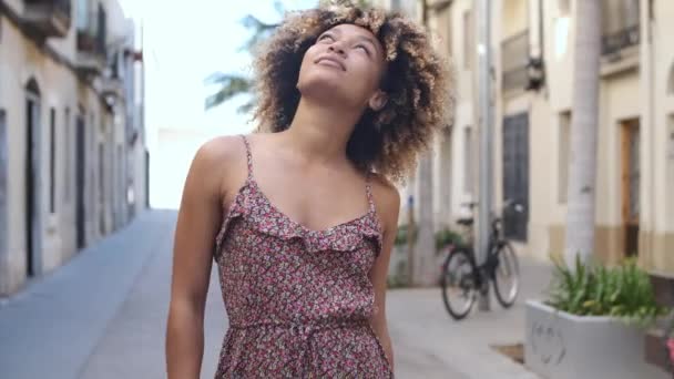 Jonge charmante vrouw in zomerjurk — Stockvideo