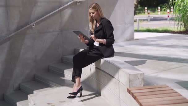 Manažerka používající tablet na schodech — Stock video