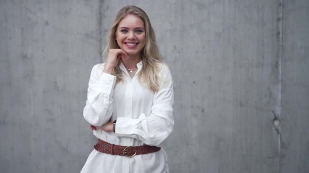 Positieve vrouw staat tegen de muur — Stockvideo