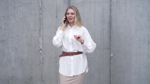 Empresária alegre falando no smartphone na rua — Vídeo de Stock